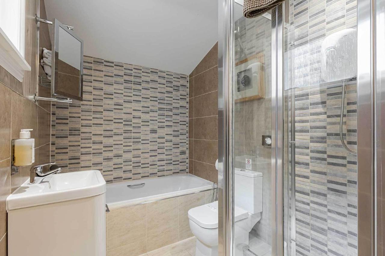 Carmel Apartments Falkirk Room photo